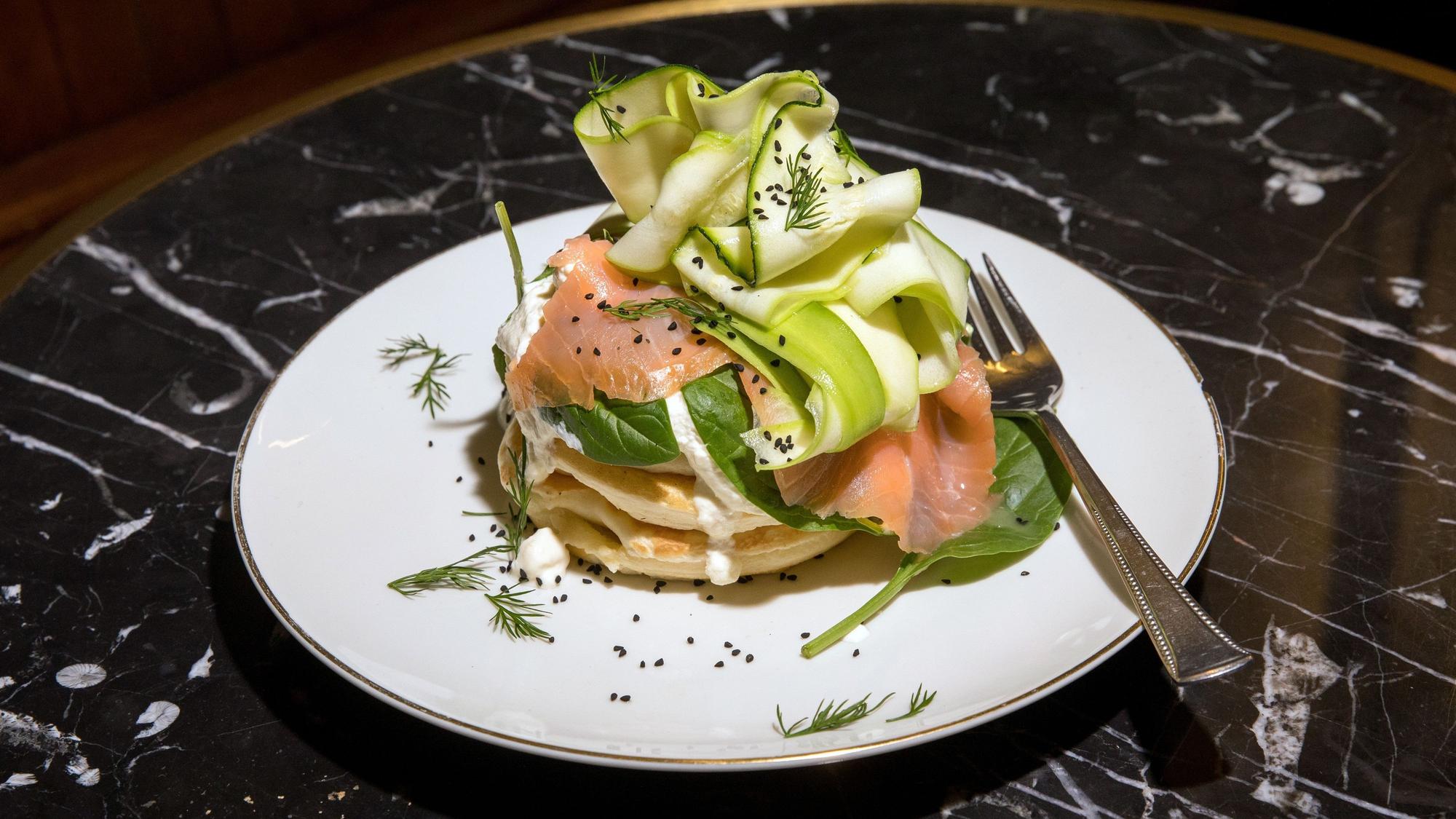 Pancakes mit Lachs, Babyspinat und Schafskäse