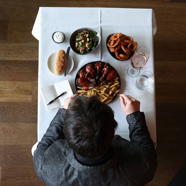 Carsten Henn vor einem Essen an einem Tisch.