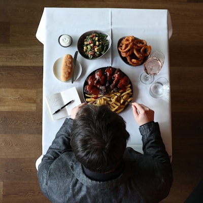 Carsten Henn vor einem Essen an einem Tisch.