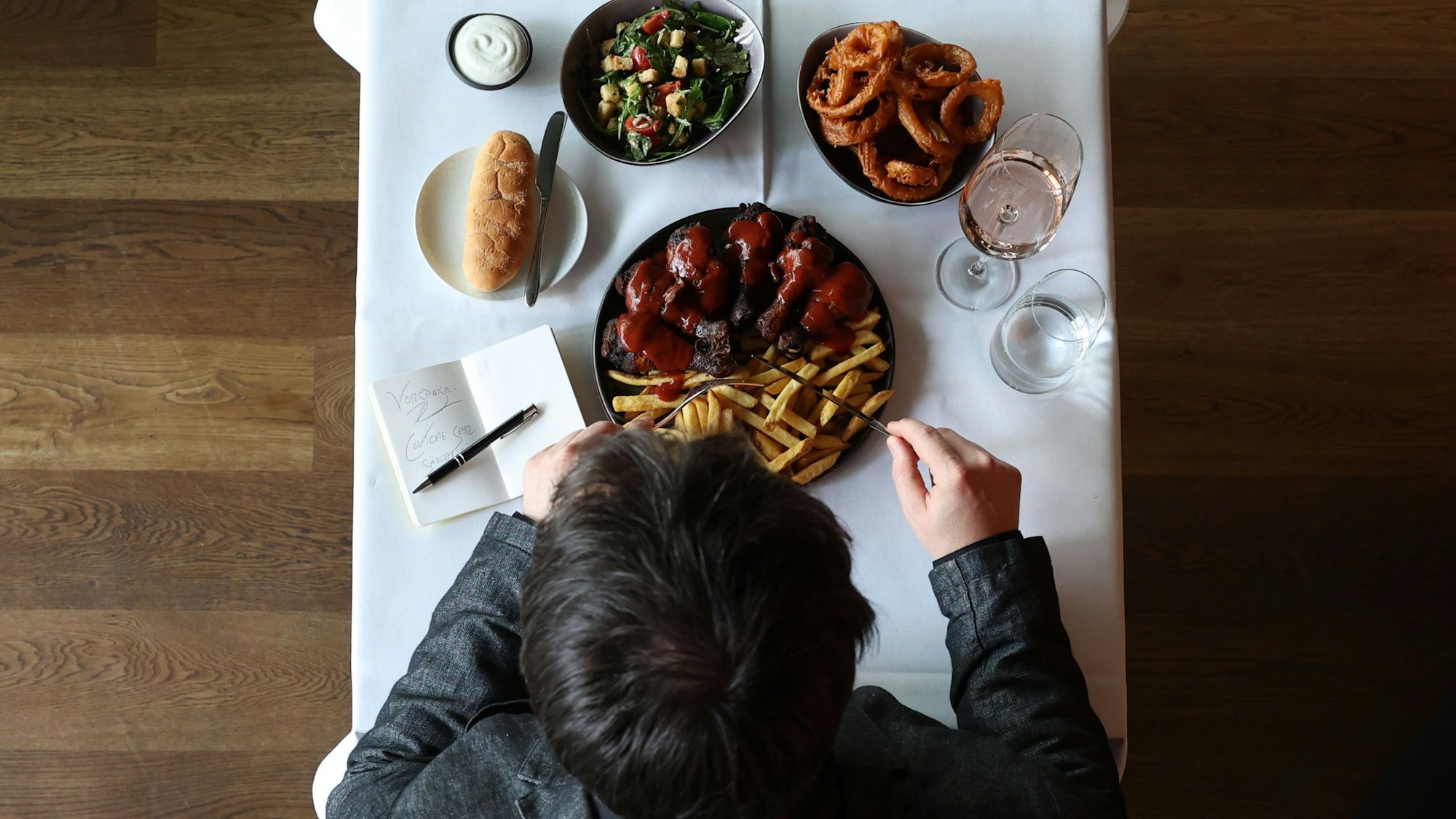 Carsten Henn vor einem Essen an einem Tisch.