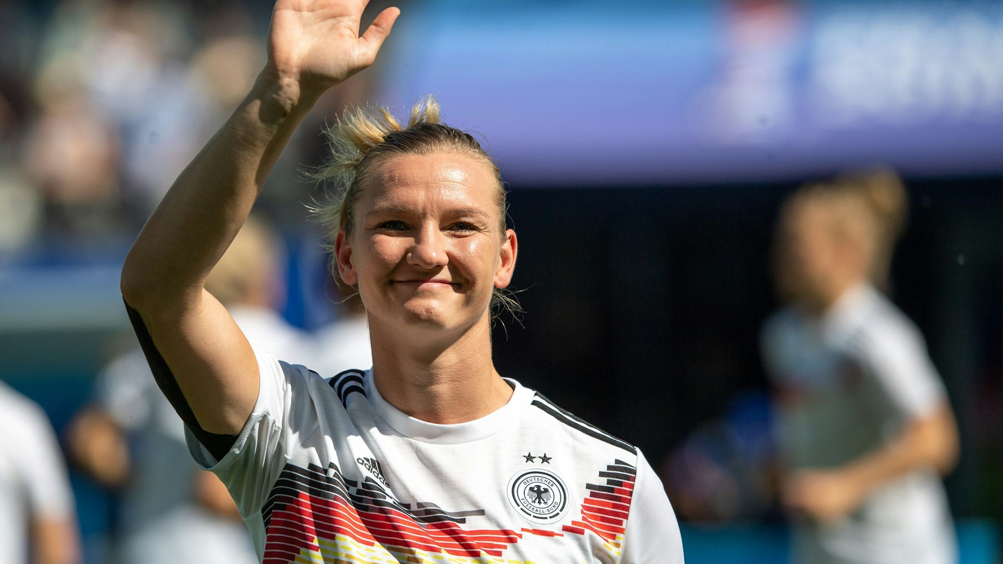 Deutschlands Alexandra Popp winkt nach dem Spiel.
