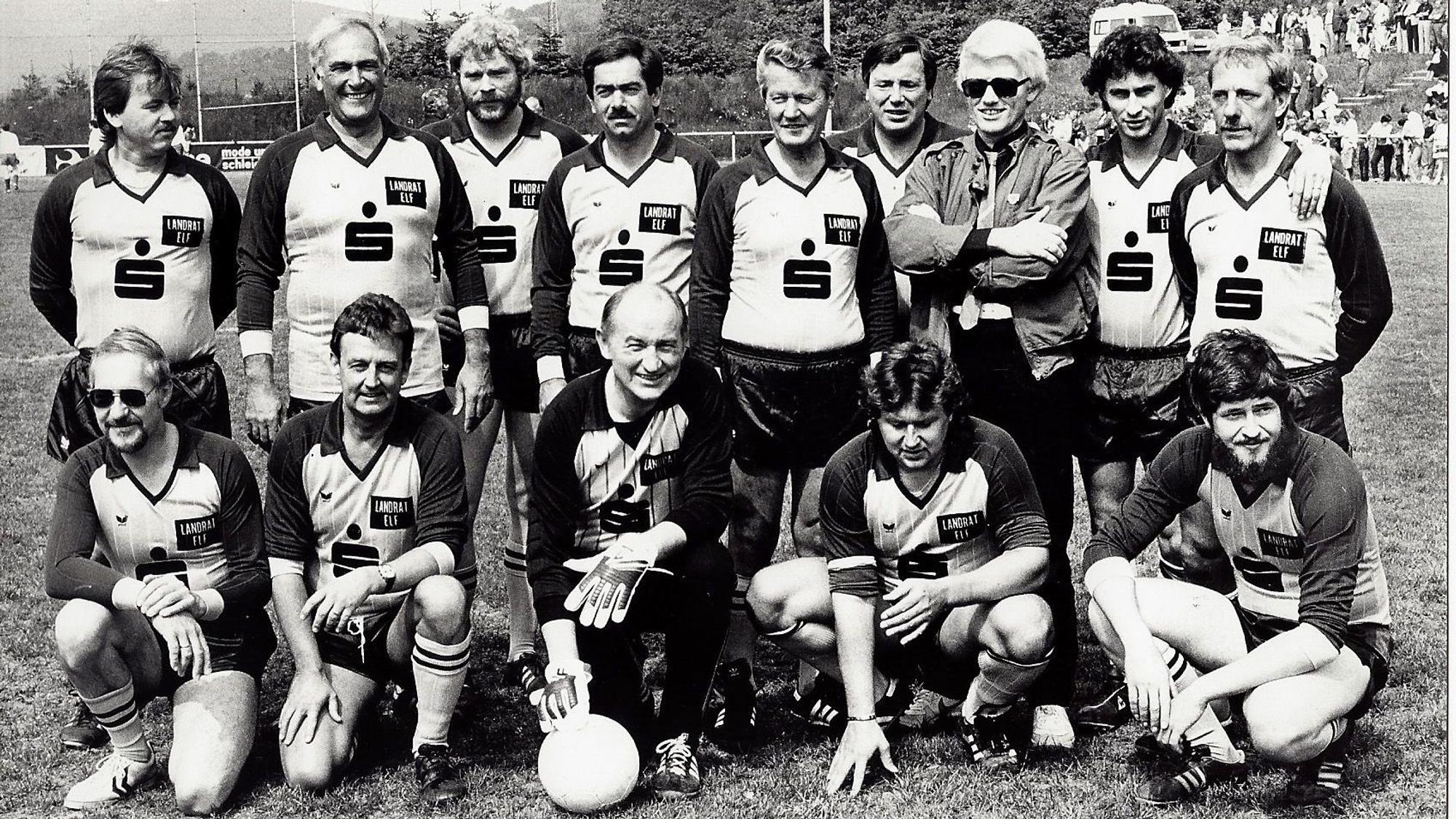 Die Spieler der Landrat-Linden-Elf haben sich zum obligatorischen Mannschaftsfoto aufgestellt.