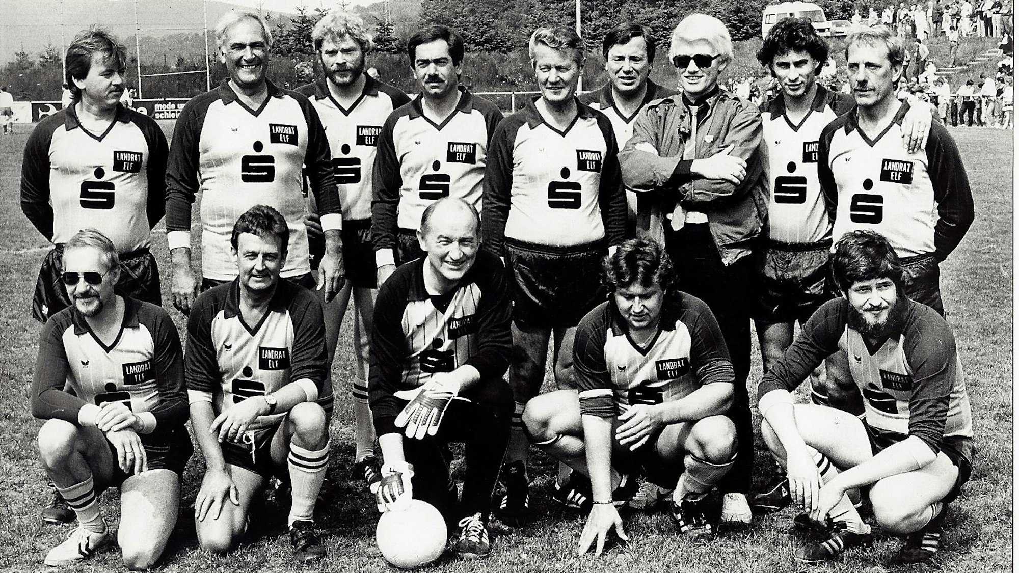 Die Spieler der Landrat-Linden-Elf haben sich zum obligatorischen Mannschaftsfoto aufgestellt.