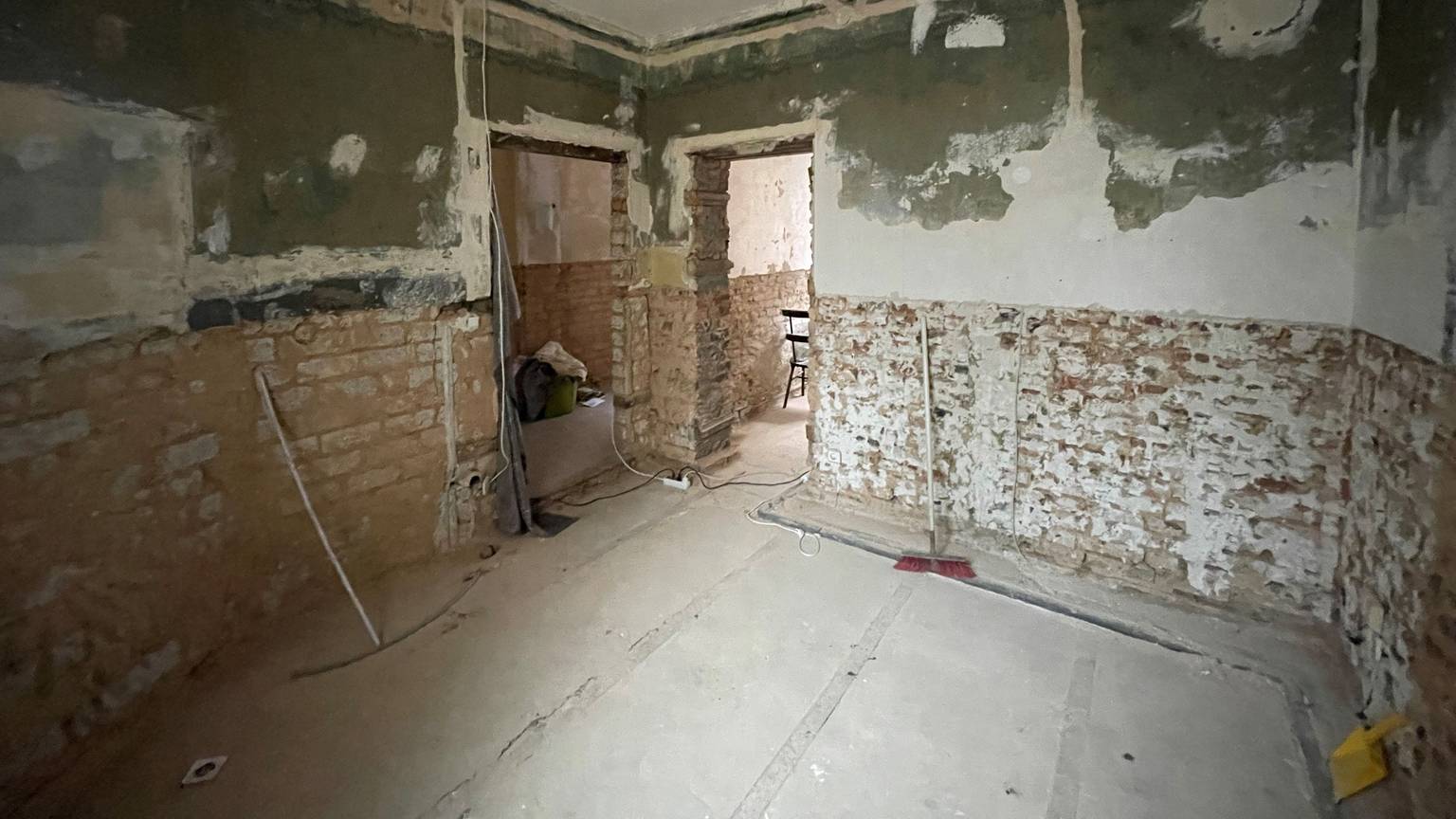 Das Foto zeigt ein entkerntes Fluthaus in Euskirchen im Dezember 2022.