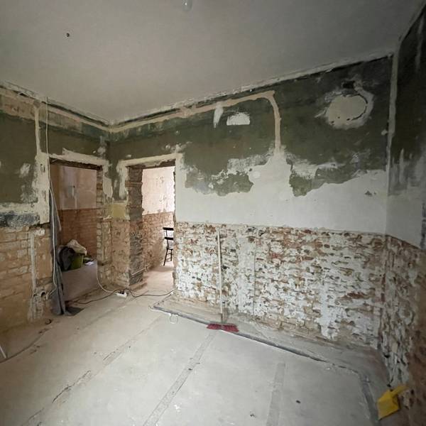 Das Foto zeigt ein entkerntes Fluthaus in Euskirchen im Dezember 2022.