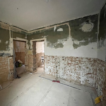 Das Foto zeigt ein entkerntes Fluthaus in Euskirchen im Dezember 2022.