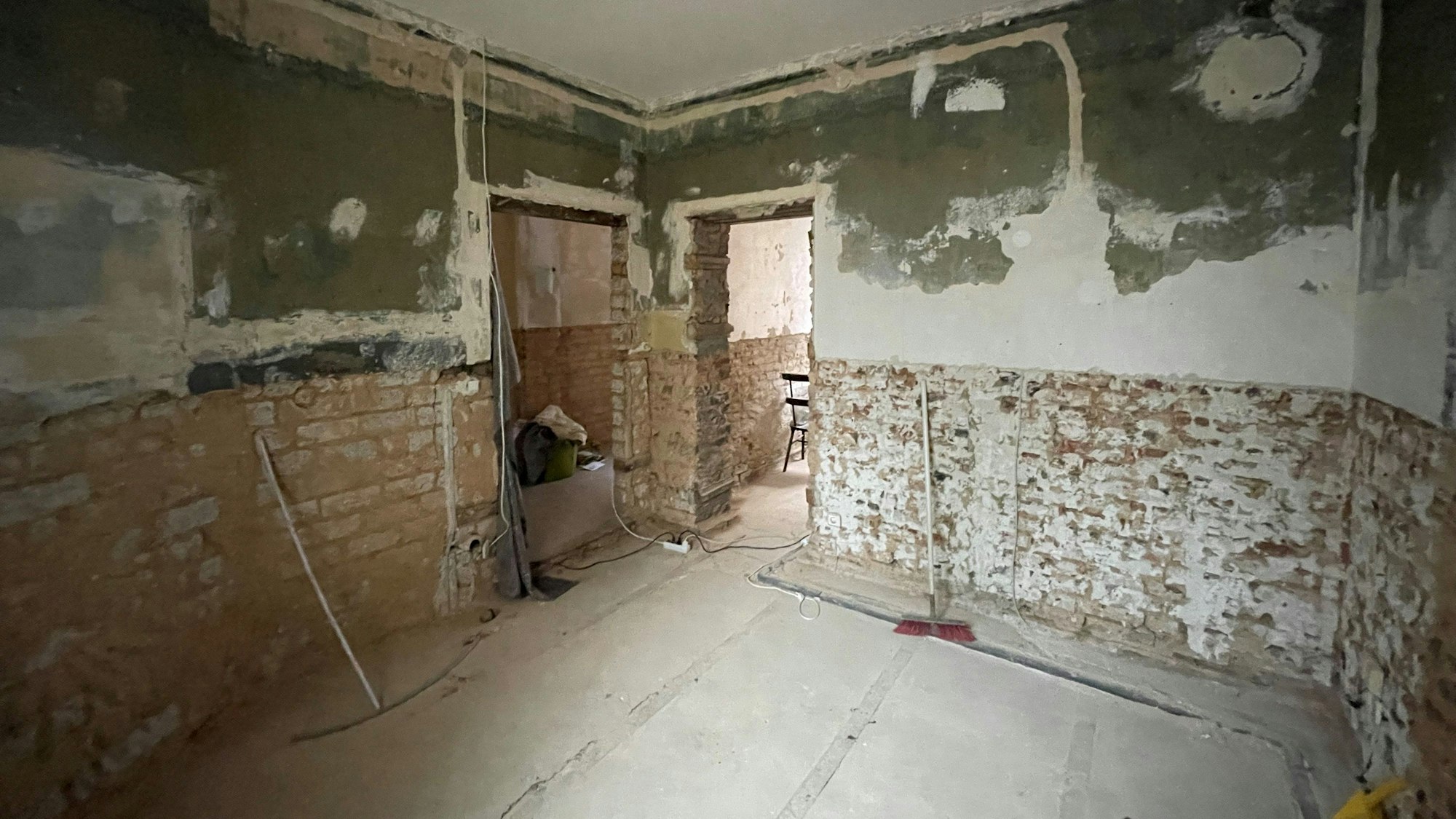 Das Foto zeigt ein entkerntes Fluthaus in Euskirchen im Dezember 2022.