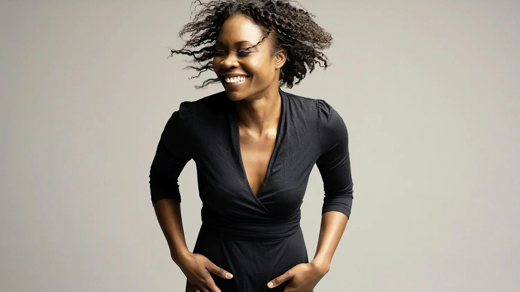 Jeanine De Bique schüttelt lachend ihr Haare.