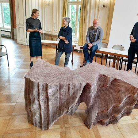 Kuratorin Thekla Zell, Künstlerin Andrea Wolfensberger, Museumsdirektor Jörg van den Berg, Kurator Fritz Emslander (v.r.) vor der von Wolfensberger gefertigten Tisch-Skulptur im Spiegelsaal von Schloss Mosbroich .