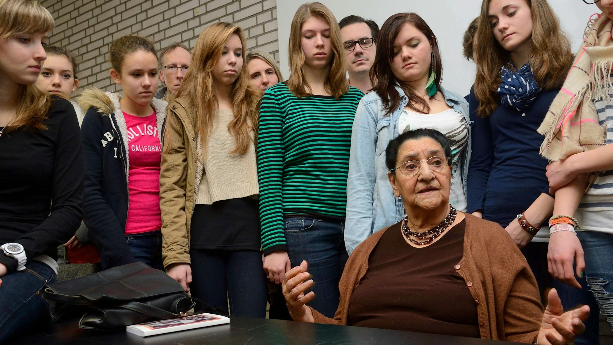 Philomena Franz 2013 inmitten von Schülern des AMG in Bensberg.