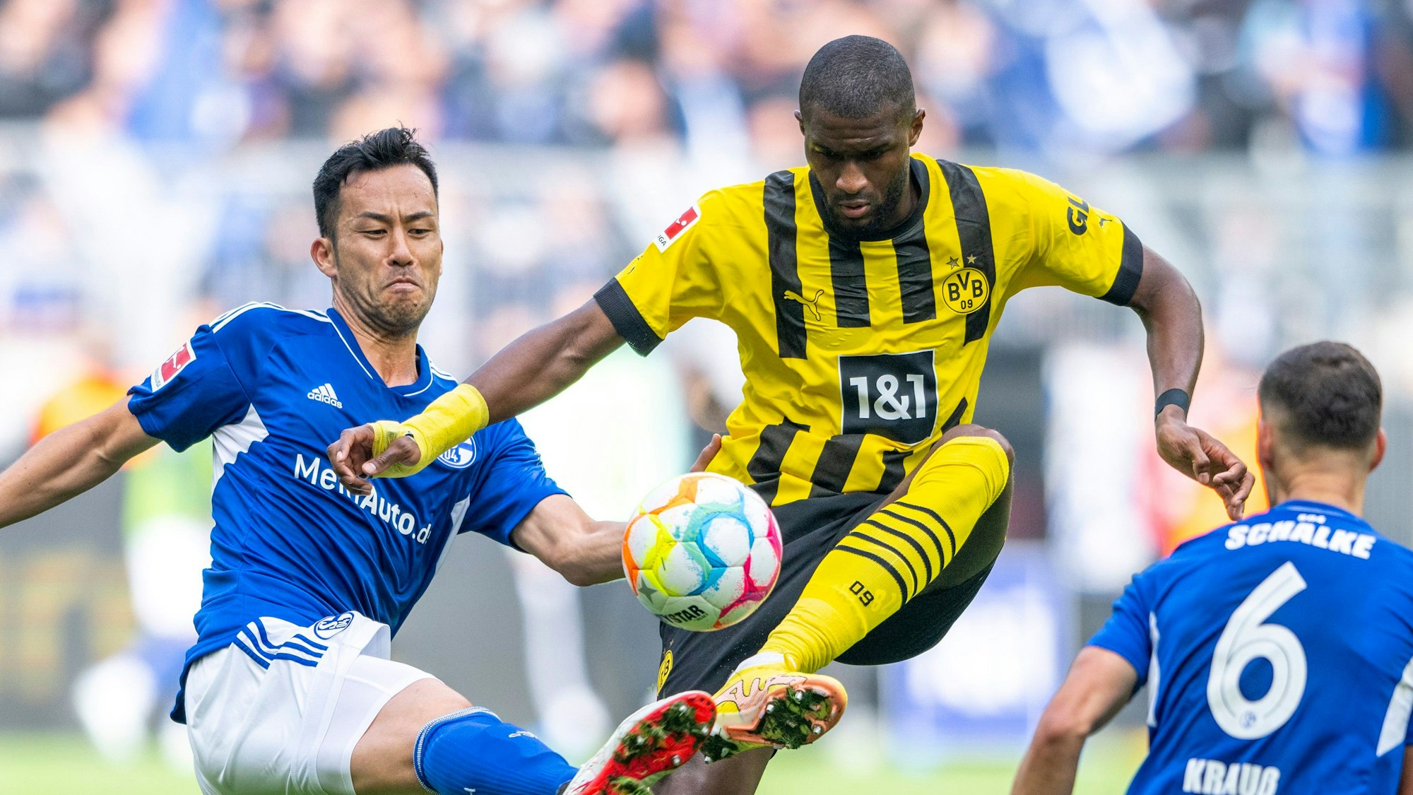 Schalkes Maya Yoshida (l) und Dortmunds Anthony Modeste kämpfen um den Ball.