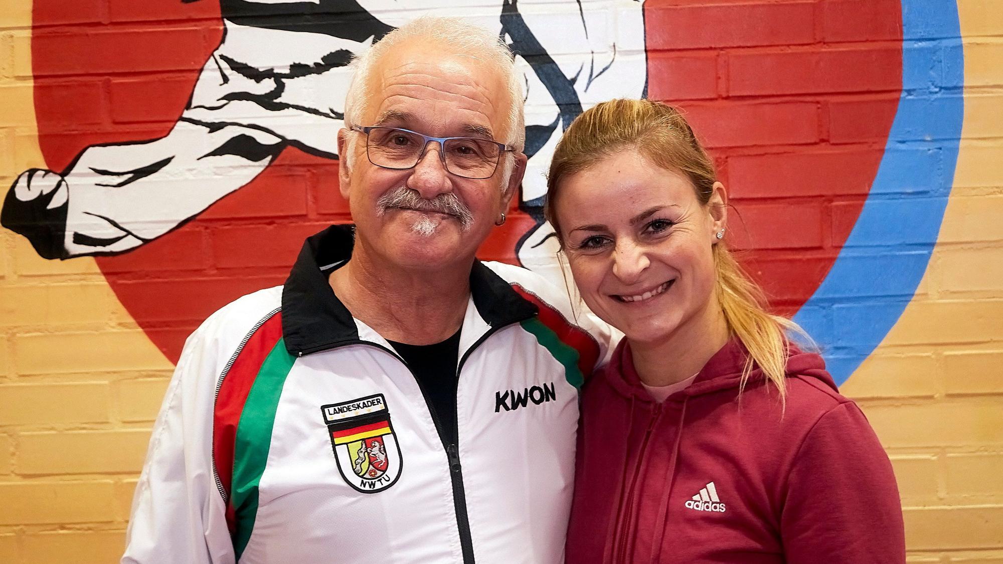 Taekwondo-Trainer Dieter Dreßen mit Jessica Rau.