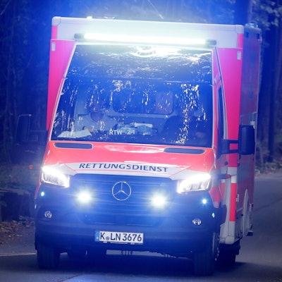 Ein Rettungswagen der Stadt Köln mit Blaulicht auf der Zufahrt zum Geißbockheim.