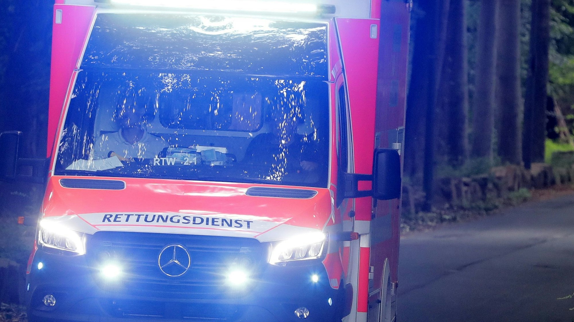 Rettungswagen der Stadt Köln auf der Zufahrt zum Geißbockheim