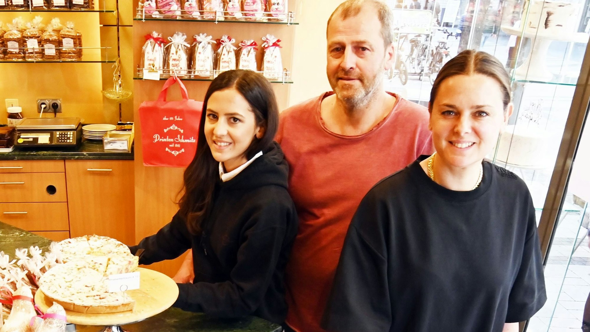 Vivienne, Josef und Simone Schmitz stehen im Laden an der Breite Straße.