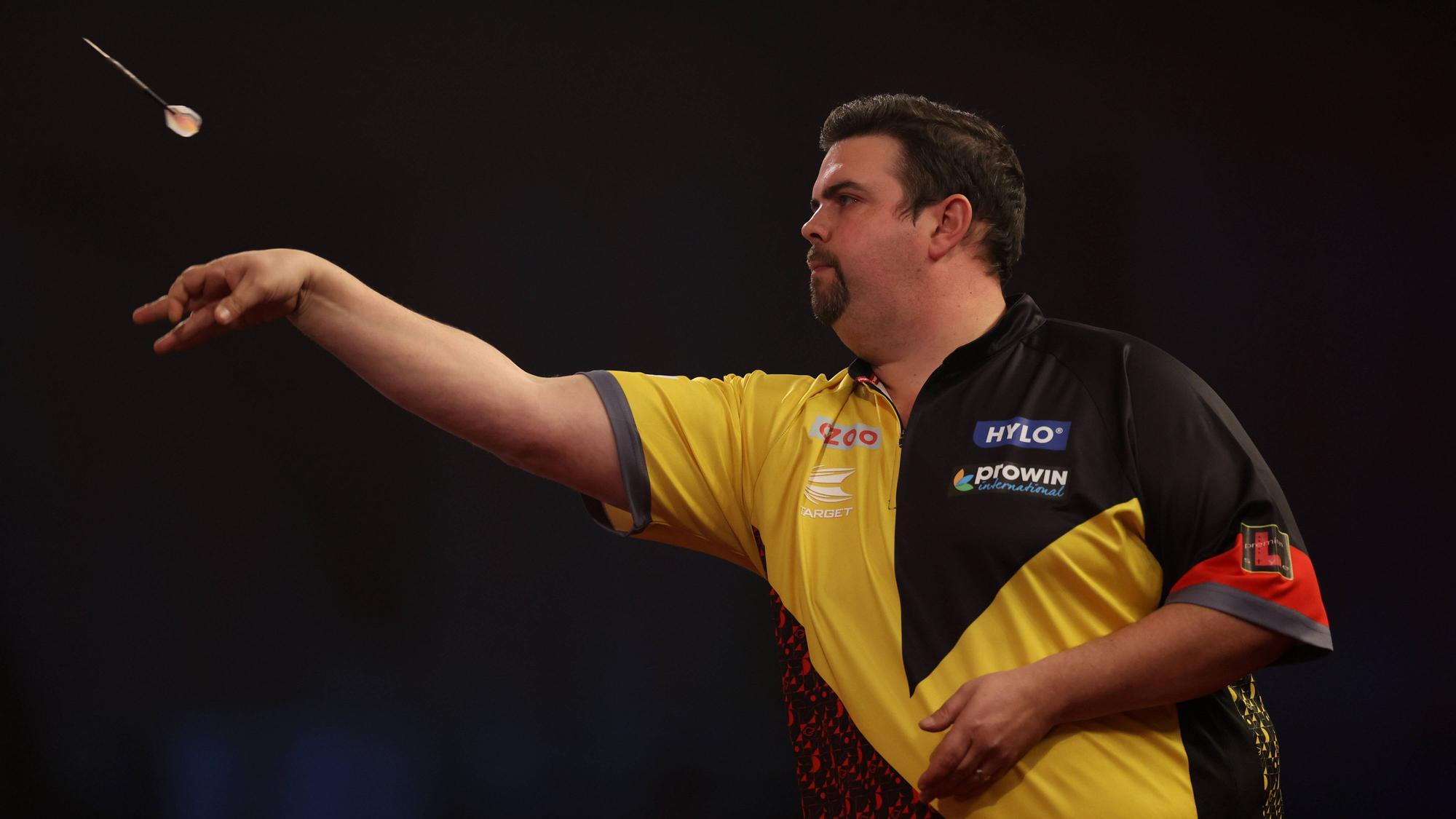 Der deutsche Darts-Profi Gabriel Clemens hat einen Krimi bei der WM in London für sich entschieden und steht erneut im Achtelfinale.