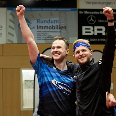 Grund zum Jubeln gab es in der 1. Herren-Bundesliga am 10. Spieltag im Dezember 2022 in Bergneustadt für Benedikt Duda und Romain Ruiz des TTC Schwalbe Bergneustadt beim 3:1-Sieg gegen Werder Bremen.