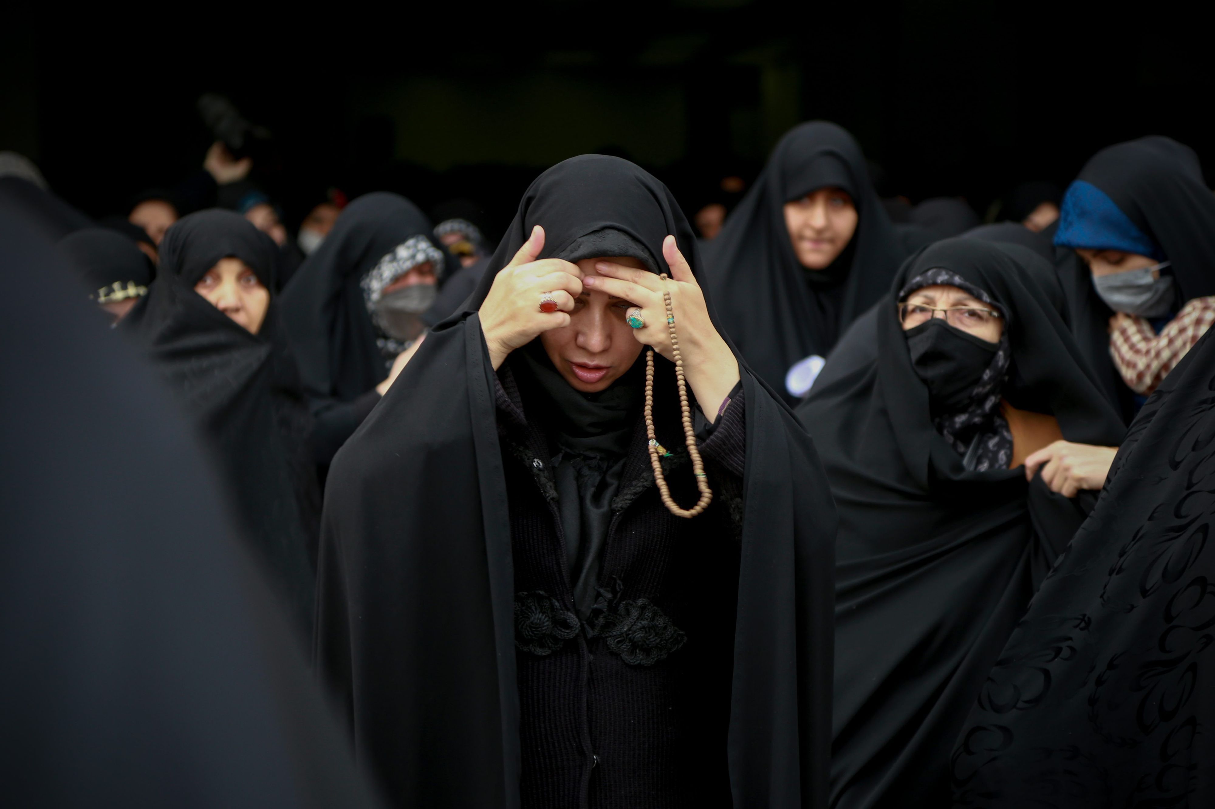 Iranische Frauen mit Hijab verlassen eine Moschee (Symbolbild)