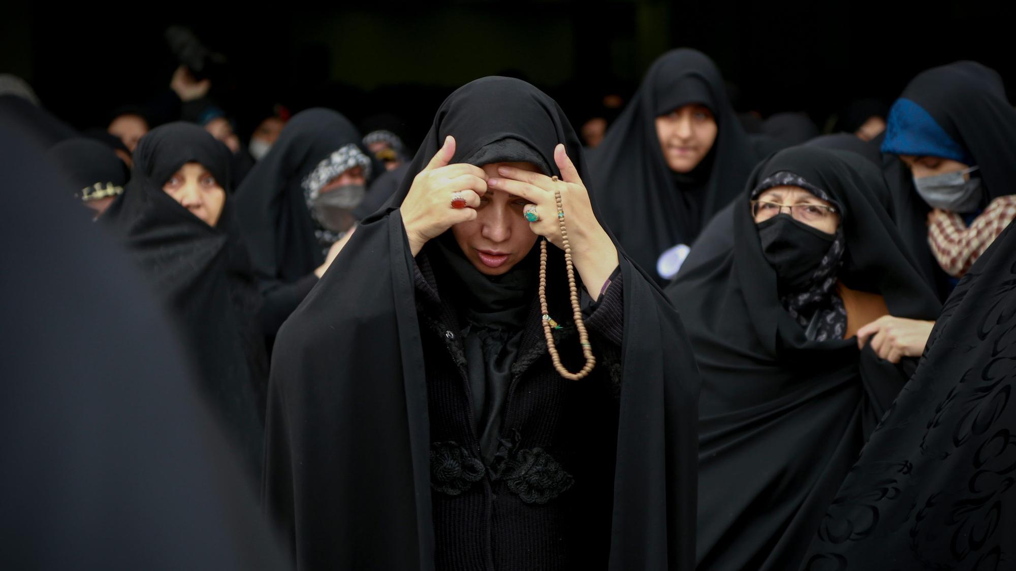 Iranische Frauen mit Hijab verlassen eine Moschee (Symbolbild)