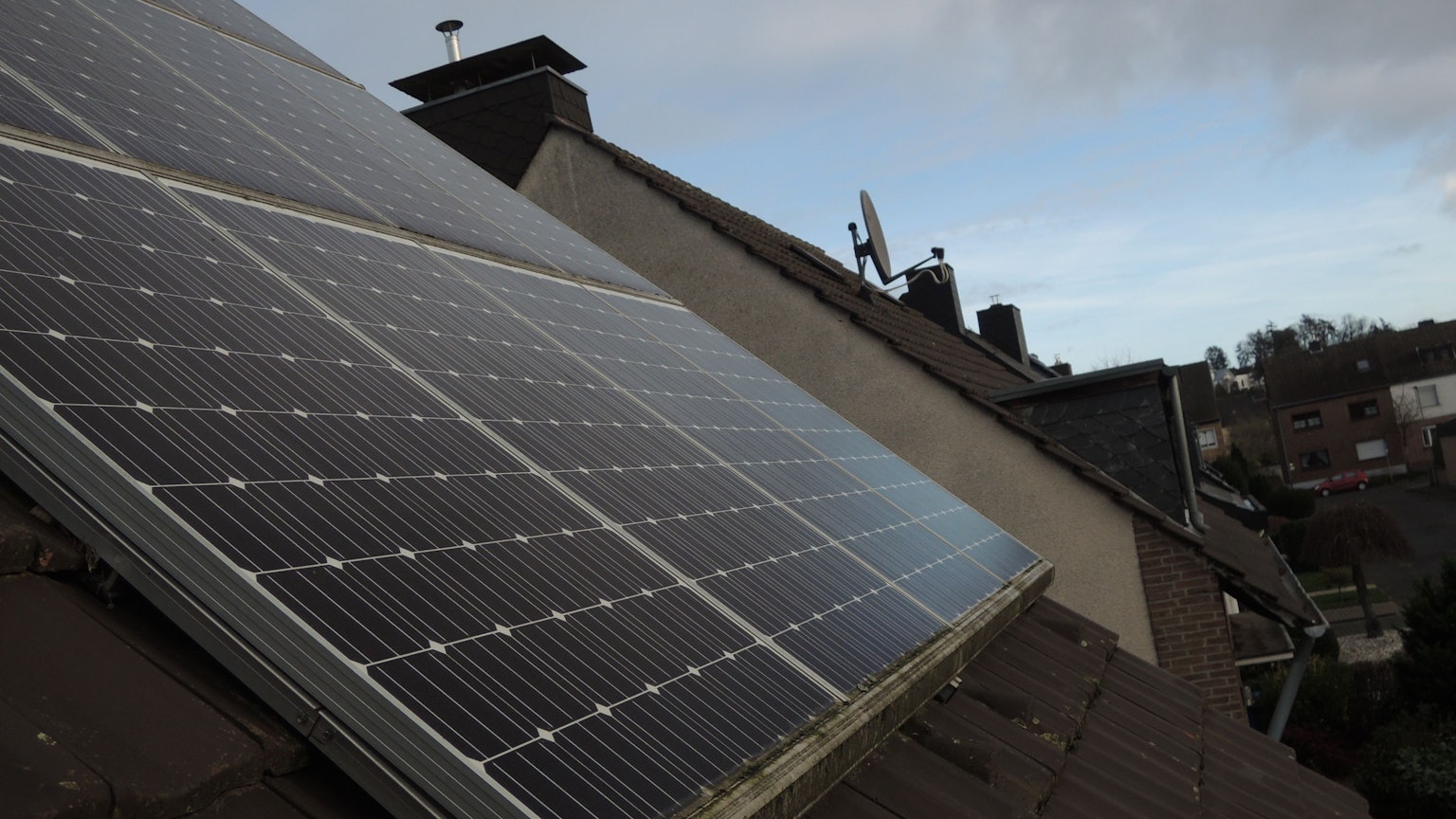 Photovoltaikanlagen auf einem Dach.