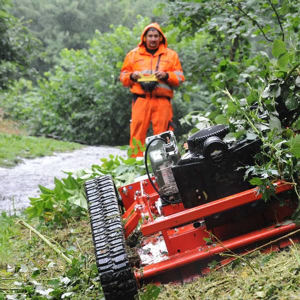Bauhof-Mitarbeiter Alexander Bühring beim Einsatz des geländegängigen Mäh-Roboters an einer Böschung im Eicherhofer Park.
