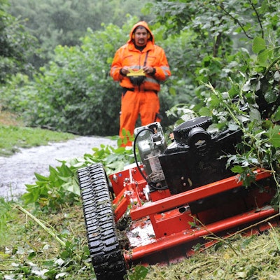 Bauhof-Mitarbeiter Alexander Bühring beim Einsatz des geländegängigen Mäh-Roboters an einer Böschung im Eicherhofer Park.