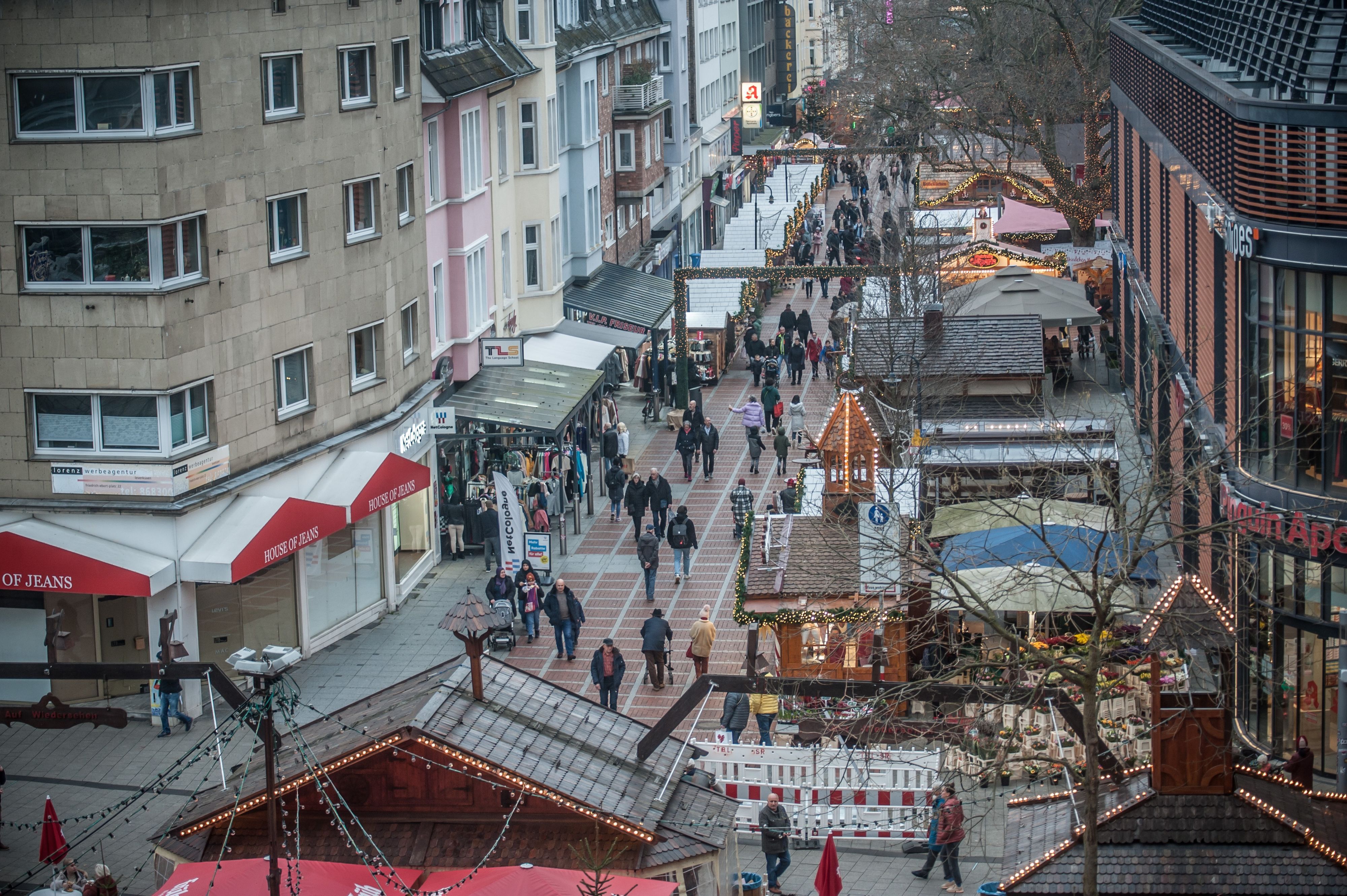 Blick von oben auf den Wiesdorfer Christkindchenmarkt.r