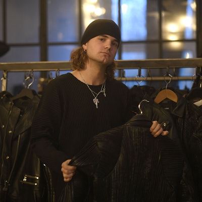 Luis Dobbelgarten trägt eine schwarze Mütze und hält eine Lederjacke in der Hand.