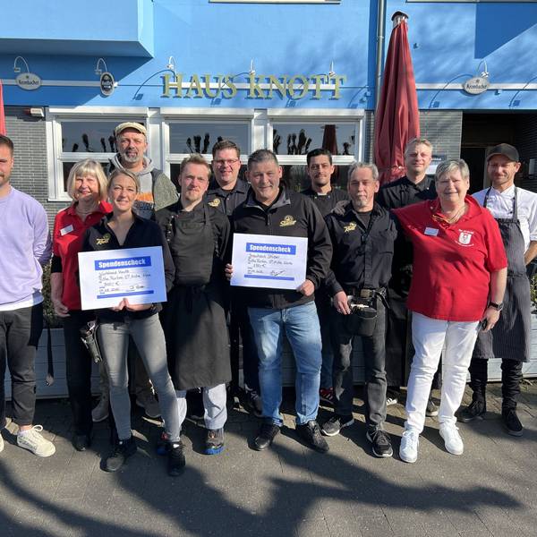 Das Team von Haus Knott und dem Brauhaus Stüsser überreichen symbolisch Schecks an Till Cremerius (l.) und Ralf Werheid (4.v.l.) für das Projekt "Fitte Finken".