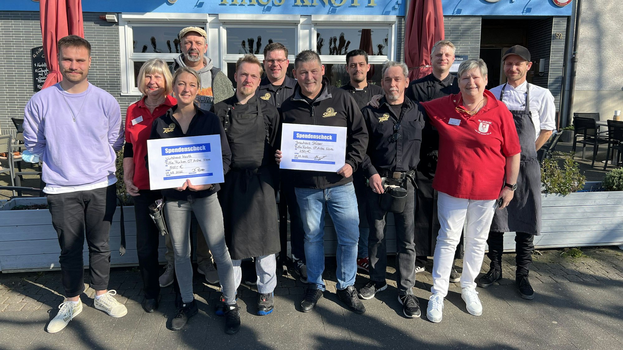 Das Team von Haus Knott und dem Brauhaus Stüsser überreichen symbolisch Schecks an Till Cremerius (l.) und Ralf Werheid (4.v.l.) für das Projekt "Fitte Finken".