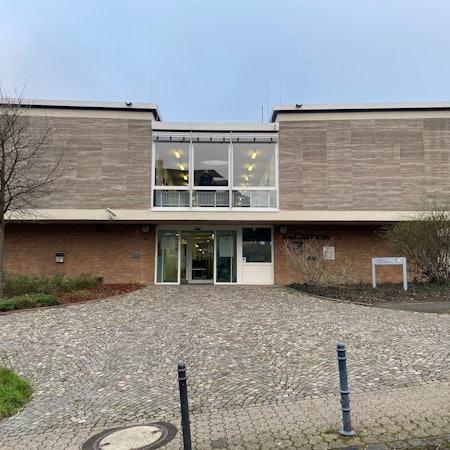 Das Amtsgericht Bergisch Gladbach residiert unterhalb des Grandhotels in Bensberg. Architektonisch ist es erheblich weiter davon entfernt als geografisch.