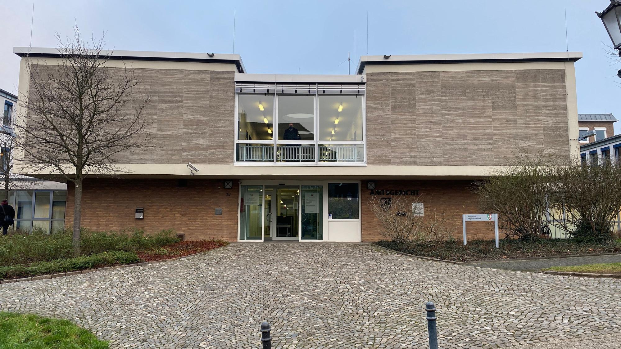 Das Amtsgericht Bergisch Gladbach residiert unterhalb des Grandhotels in Bensberg. Architektonisch ist es erheblich weiter davon entfernt als geografisch.