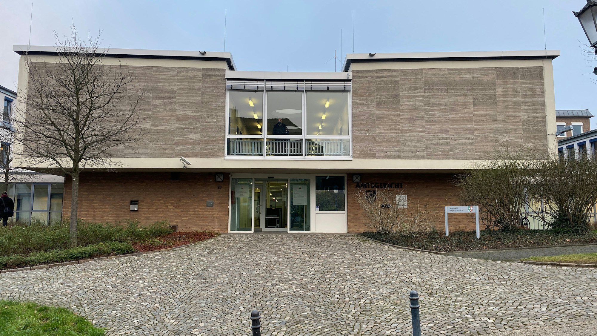 Das Amtsgericht Bergisch Gladbach residiert unterhalb des Grandhotels in Bensberg. Architektonisch ist es erheblich weiter davon entfernt als geografisch.