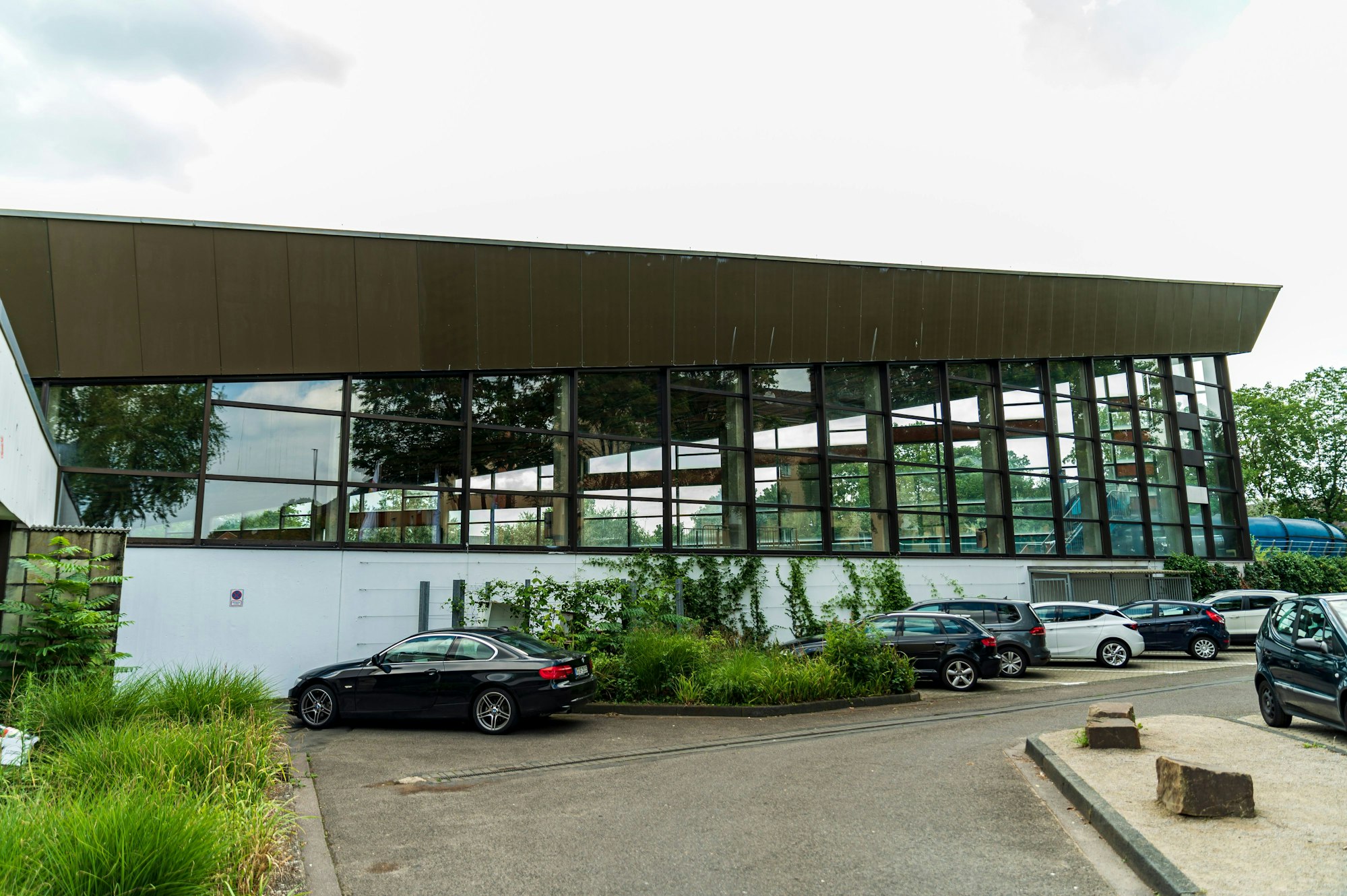Das Gebäude des Höhenbergbads von vorne.
