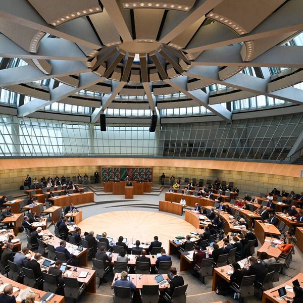 Der Düsseldorfer Landtag debattiert im Plenum.