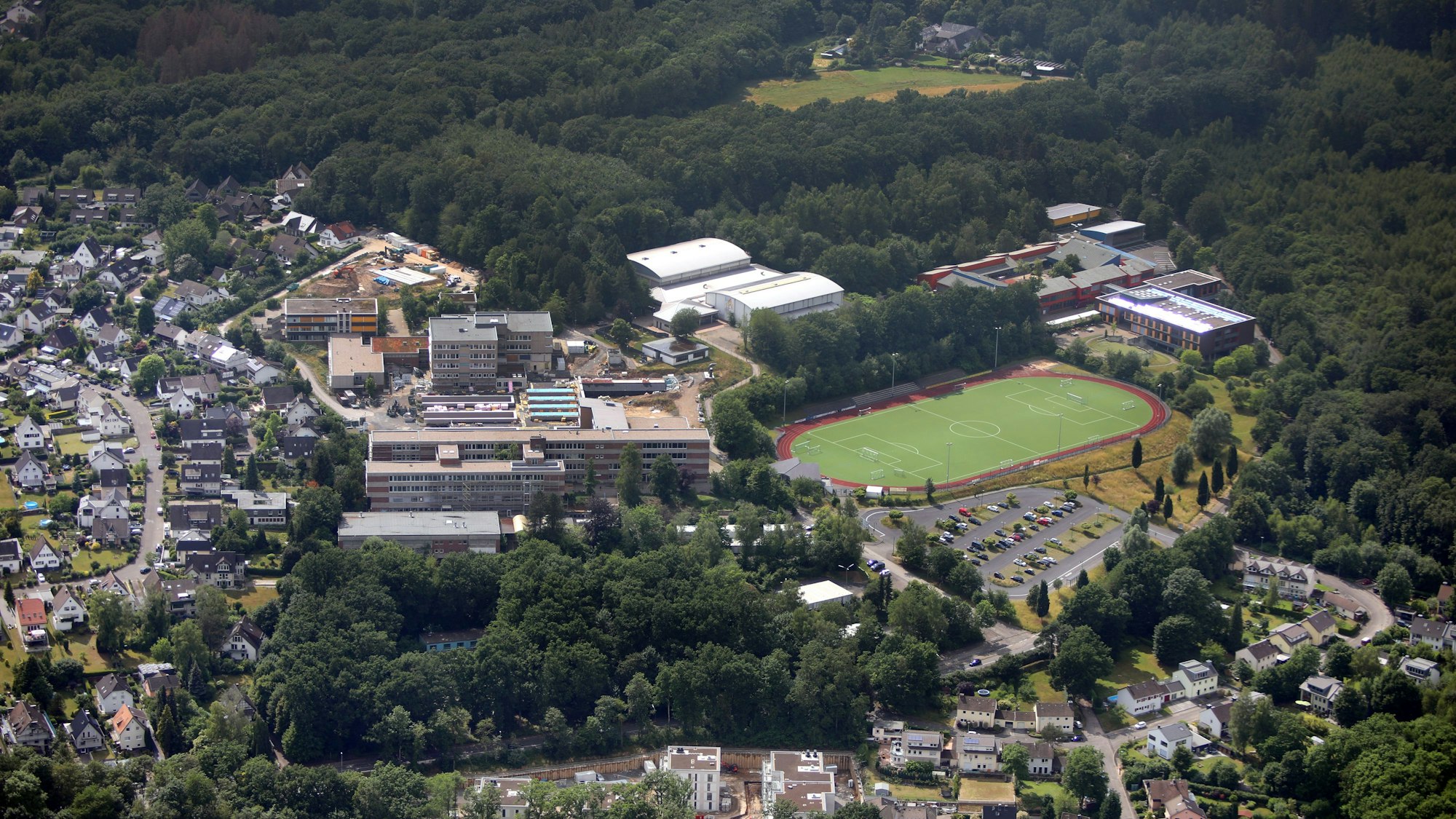 Luftbild vom Freiherr-vom-Stein-Schulzentrum in Rösrath.