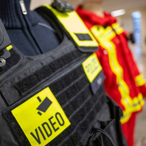 05.12.2022, Berlin: Eine Bodycam ist auf einer Polizeiuniform angebracht, aufgenommen bei einem Pressetermin zur Ausweitung des Einsatzes von Bodycams bei Berliner Polizei und Feuerwehr. Der Probelauf mit den kleinen Kameras an Uniformen von Polizisten und Feuerwehrleuten wird ausgeweitet. Foto: Monika Skolimowska/dpa +++ dpa-Bildfunk +++