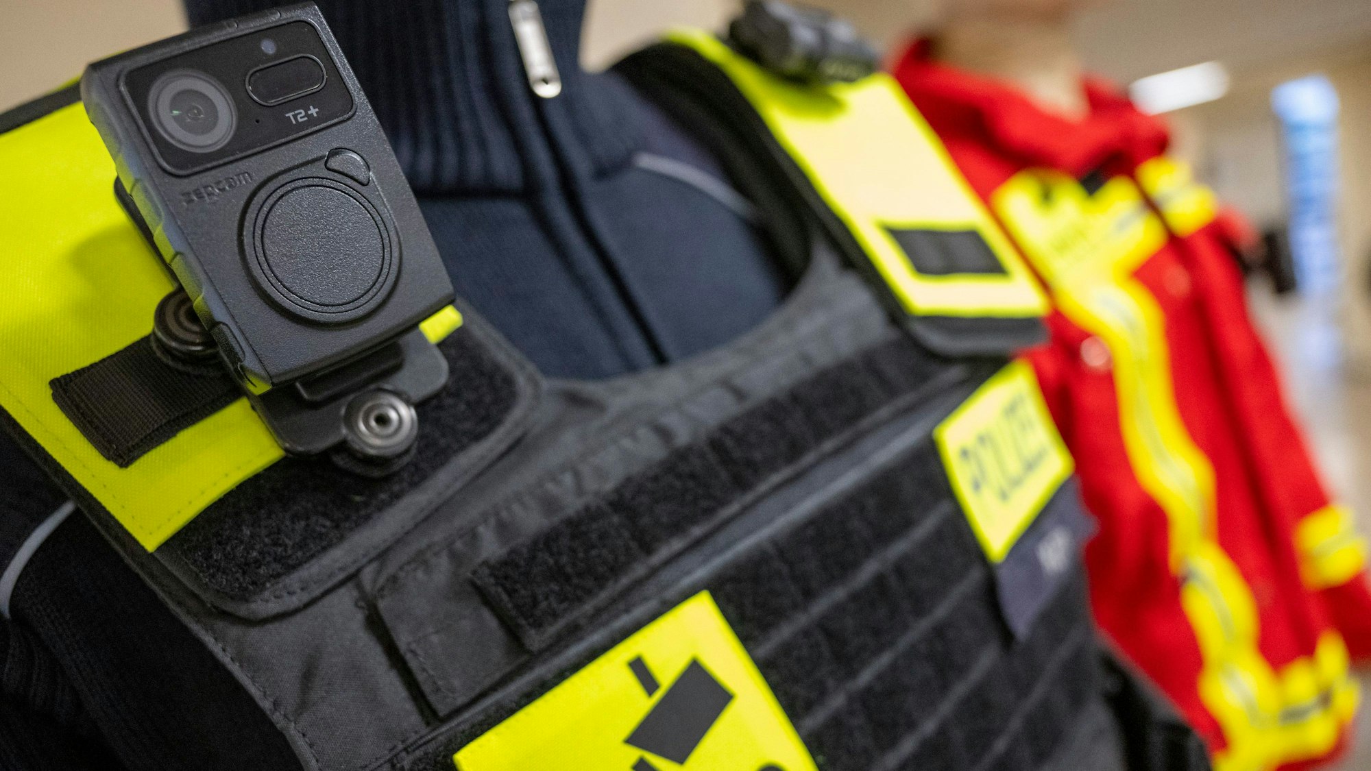 05.12.2022, Berlin: Eine Bodycam ist auf einer Polizeiuniform angebracht, aufgenommen bei einem Pressetermin zur Ausweitung des Einsatzes von Bodycams bei Berliner Polizei und Feuerwehr. Der Probelauf mit den kleinen Kameras an Uniformen von Polizisten und Feuerwehrleuten wird ausgeweitet. Foto: Monika Skolimowska/dpa +++ dpa-Bildfunk +++