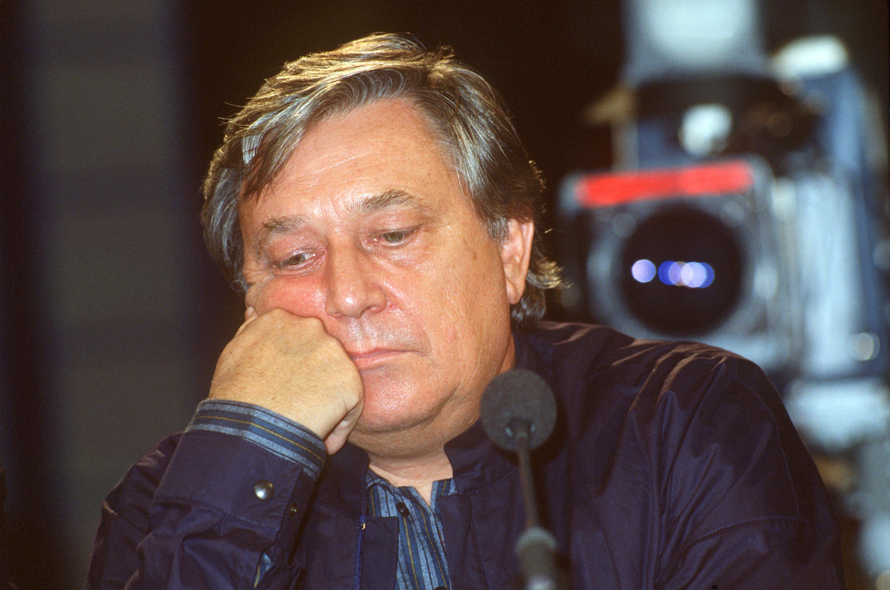 Dieter Pröttel schaut nachdenklich auf den Boden.