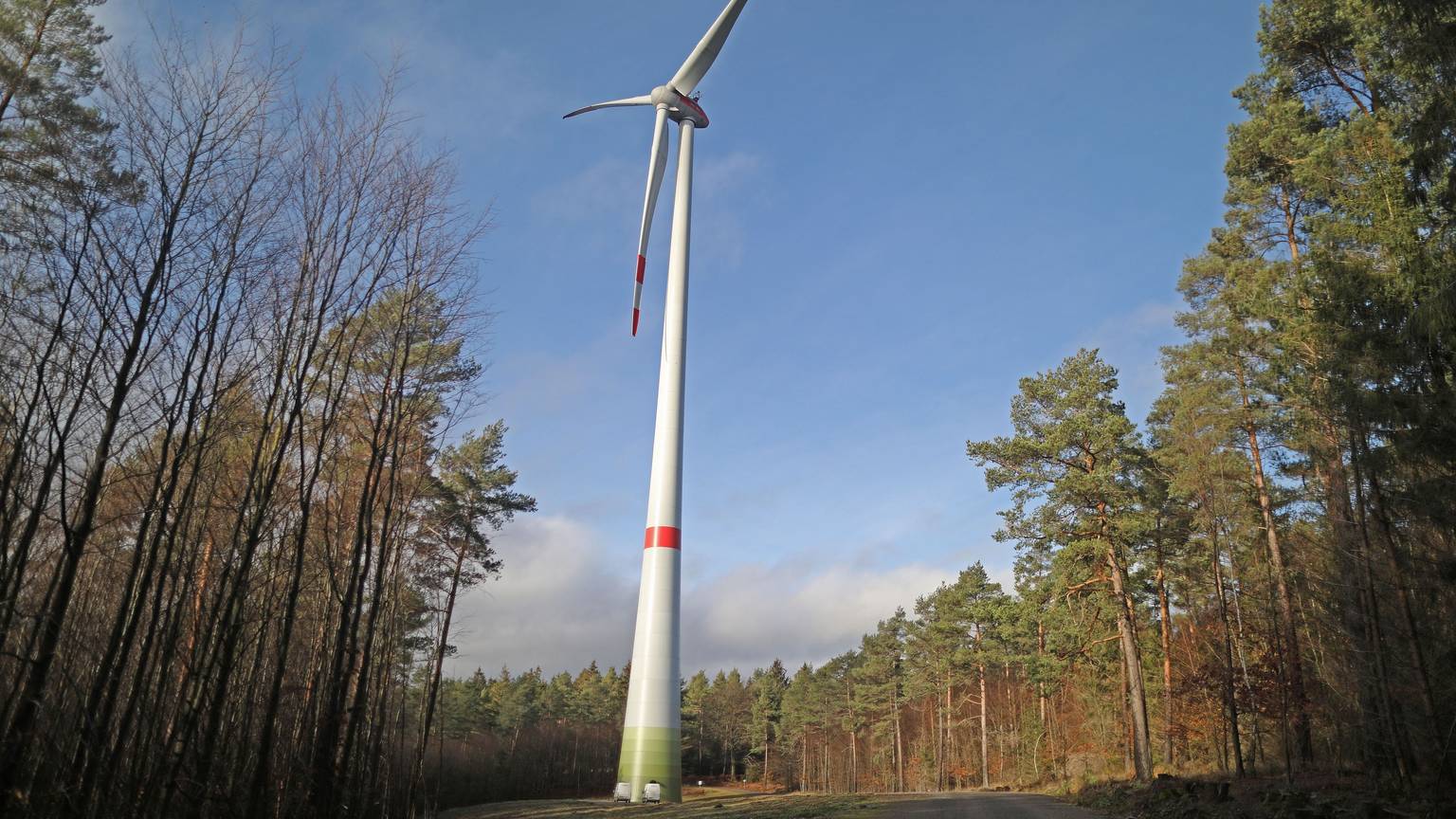 Ein Windrad steht im Wald Peterberg bei Vossenack.