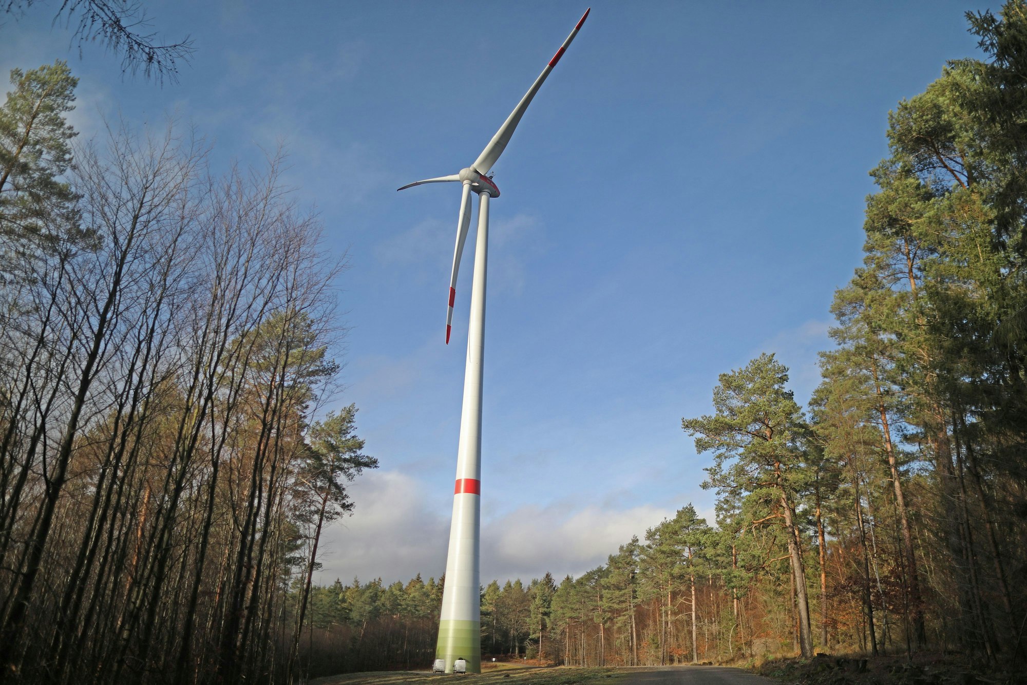 Ein Windrad steht im Wald Peterberg bei Vossenack.