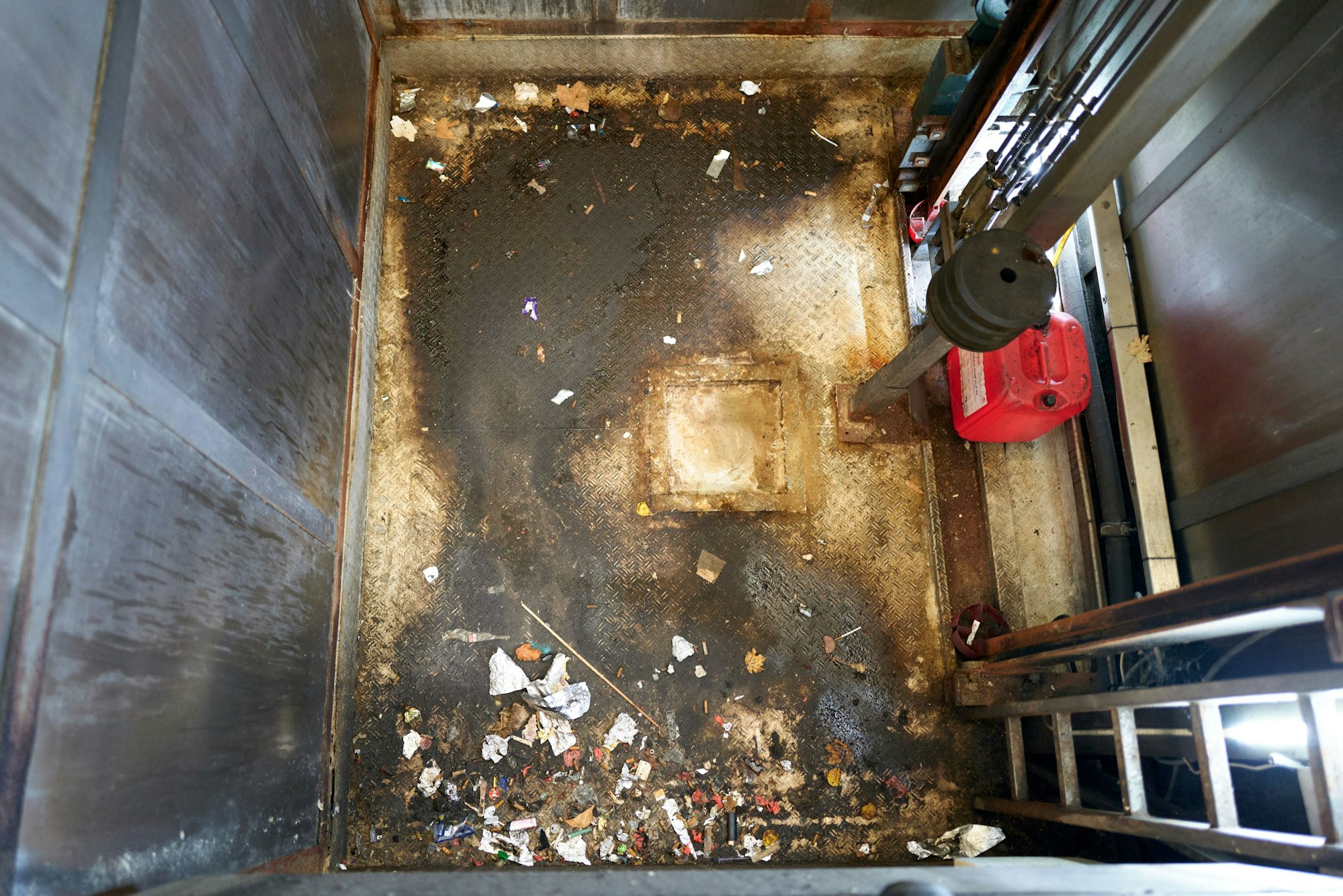 Blick in einen Fahrstuhlschacht am Neumarkt mit Fäkalien, Spritzen und Alustreifen.