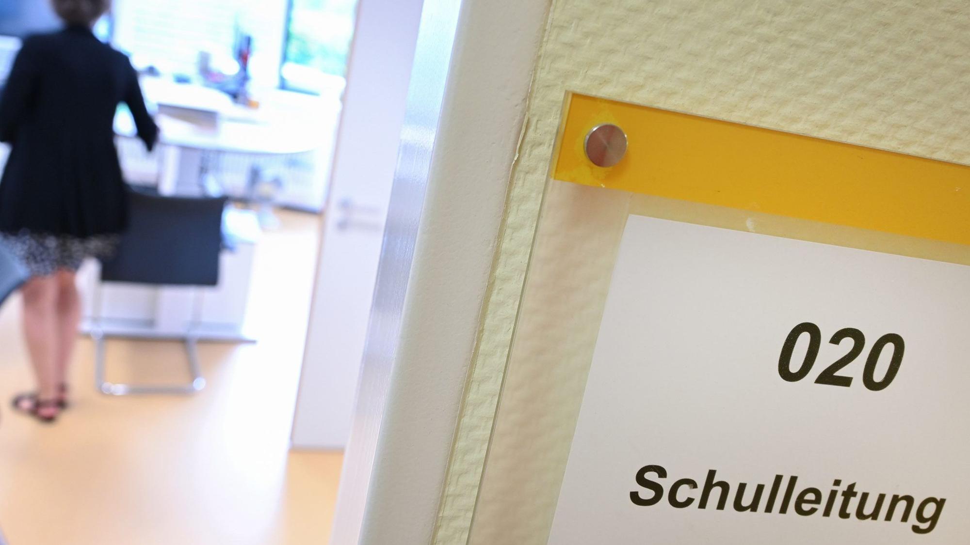 „Schulleitung“ steht auf einem Schild an der Bürotür.