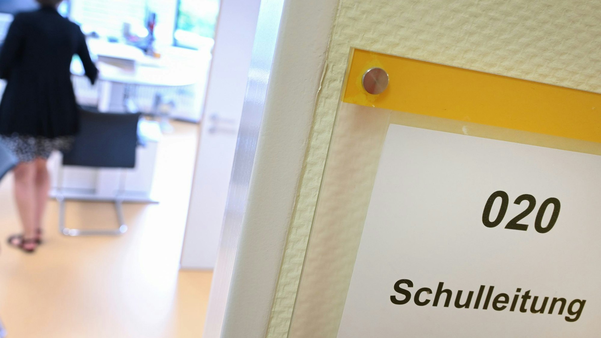 Der Eingang eines Büros, auf dem das Schild "Schulleitung" steht.