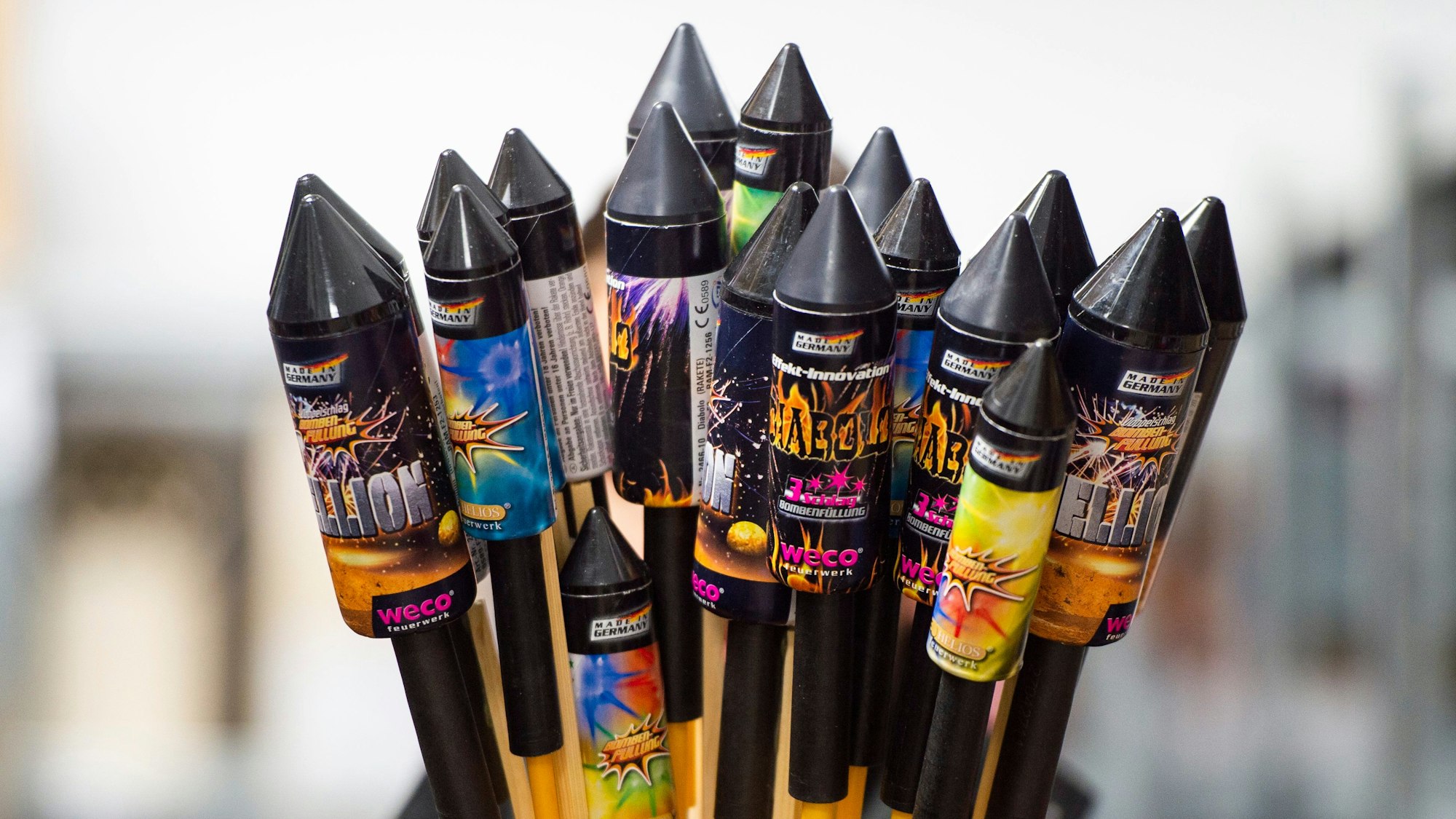 Ein Mitarbeiter von Weco, Hersteller von Feuerwerk, hält in einem Lagerraum Silvesterraketen.