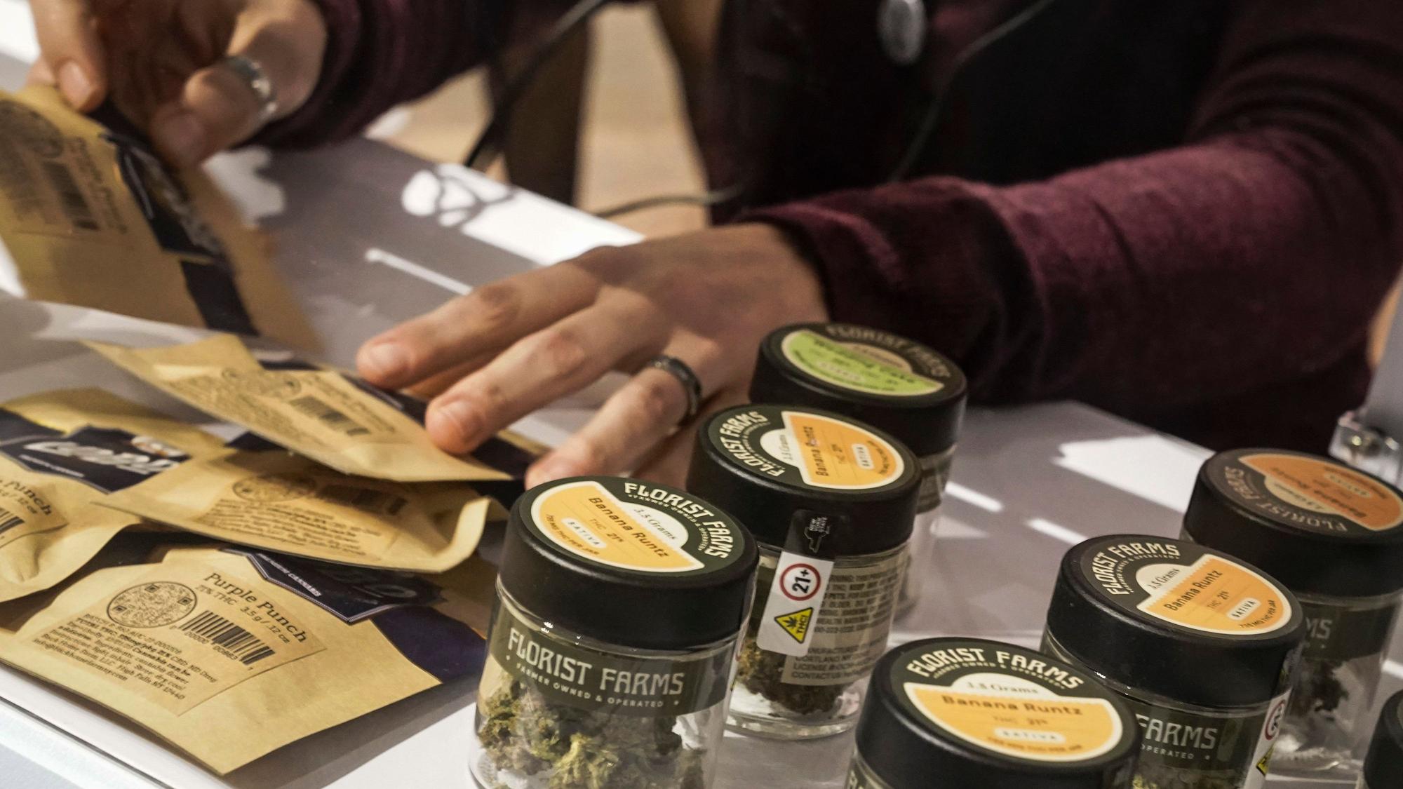 Ein Vertriebsmitarbeiter lagert Cannabisprodukte bei Housing Works, der ersten legalen Cannabisausgabestelle in New York.