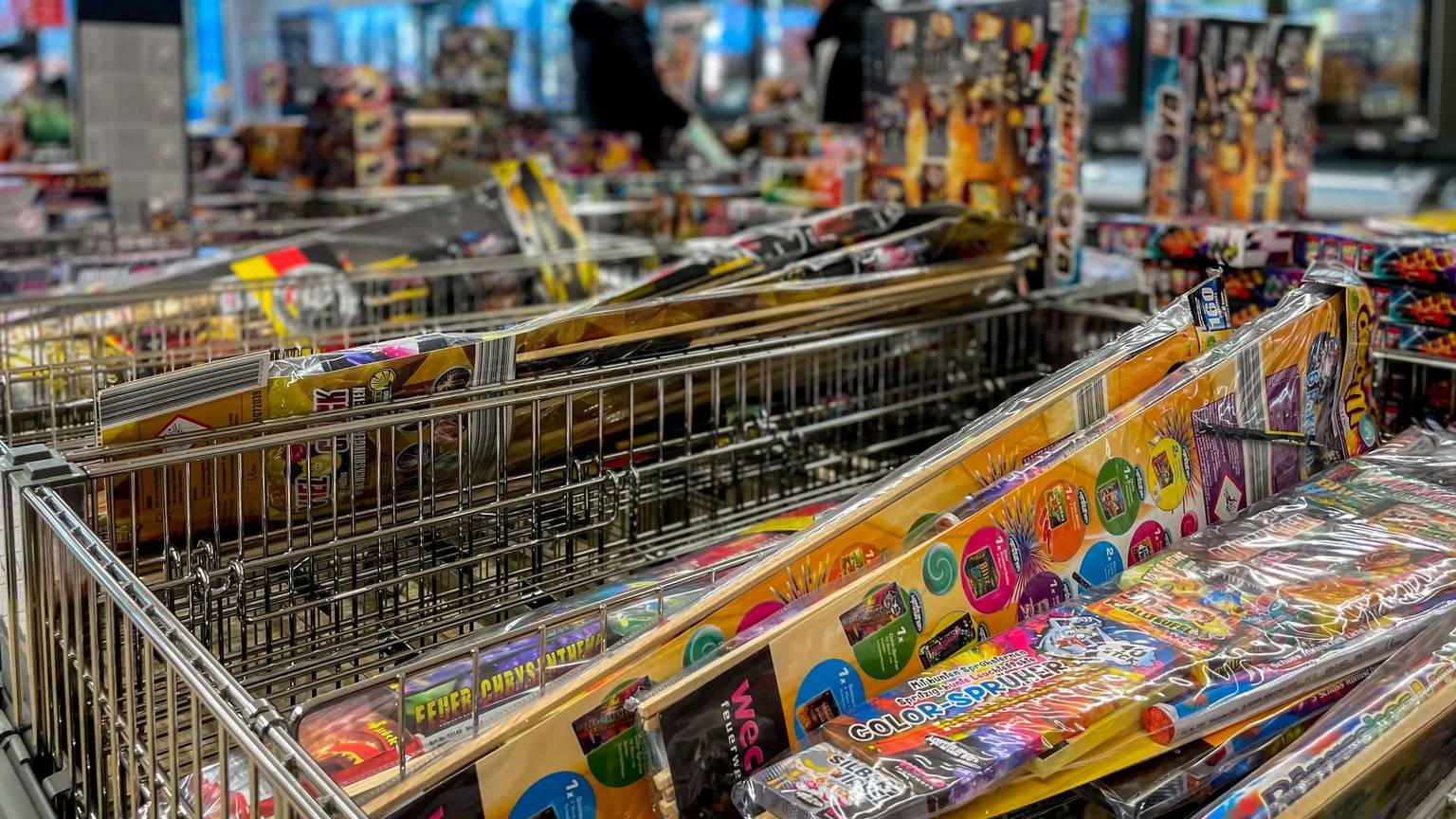 In Schütten in einem Discounter liegen verschiedene Arten von Feuerwerk.