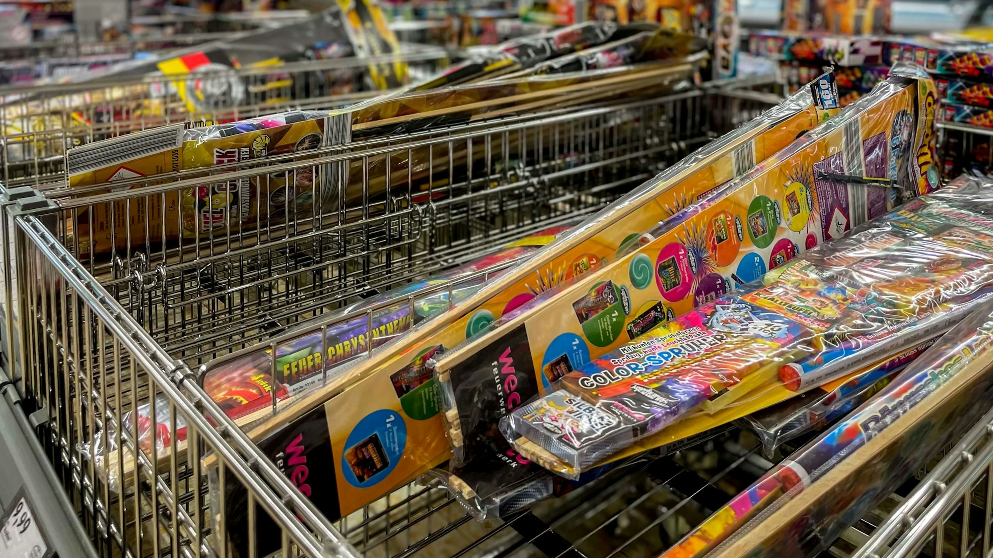 In Schütten in einem Discounter liegen verschiedene Arten von Feuerwerk.