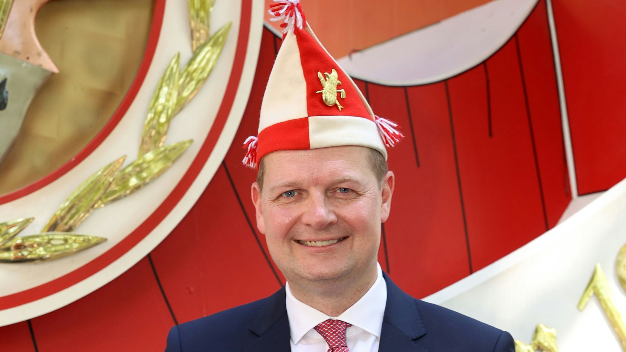 Karnevalsprinz Boris trägt ein Schiffchen und lächelt in die Kamera.