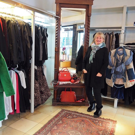 Anni König steht in ihrem Modeladen in der Merowingerstraße.